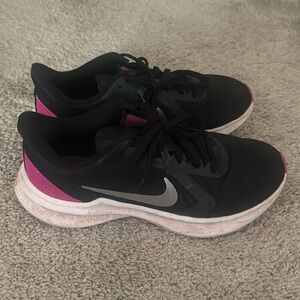 Used Nike women’s she’s in good condition, size 6.5